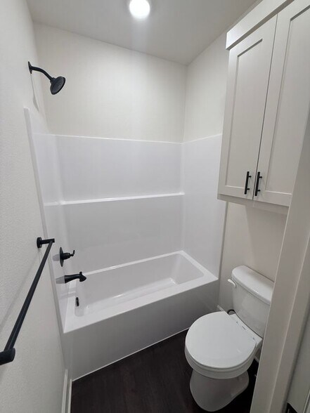 Building Photo - 616 Oak St