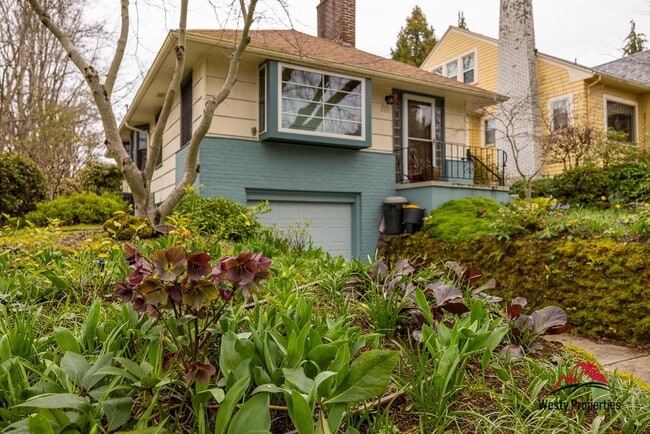 Building Photo - 3205 NE Davis St