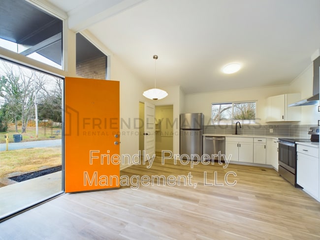 Building Photo - 304 Hobson St