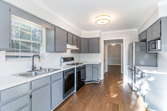 Building Photo - Beautifully maintained and move-in ready 3BR/2.5BA