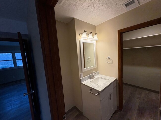 Building Photo - 1 Bed 1 Bath Remodeled! Near K-State! Available May 1!