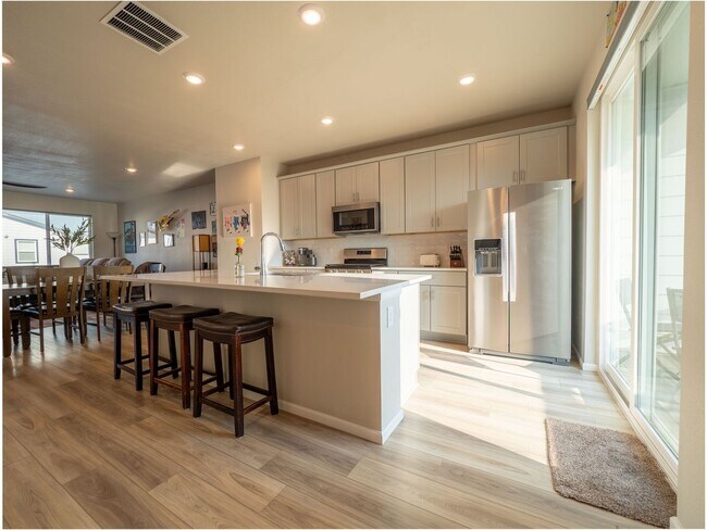Building Photo - Astonishing 3 Bed/3.5 Bath Tri Level Townhome.   Must see to believe!!
