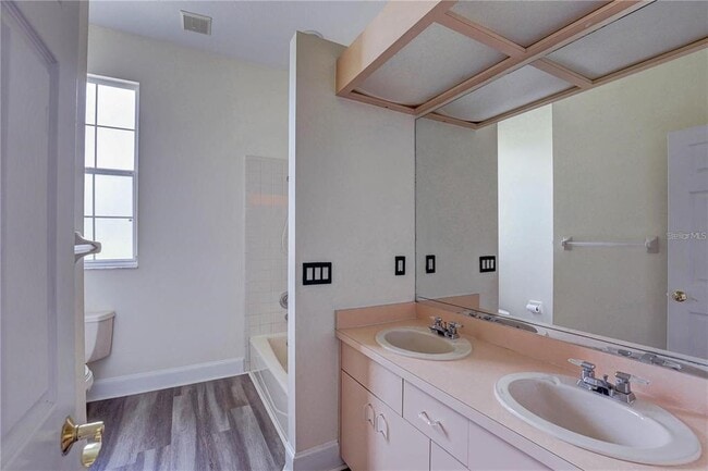 Building Photo - 2208 Hampstead Ct