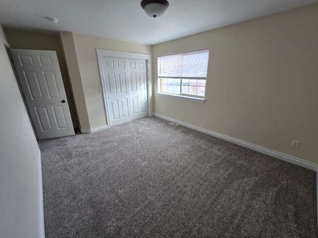 Building Photo - 1007 Redpoll Loop