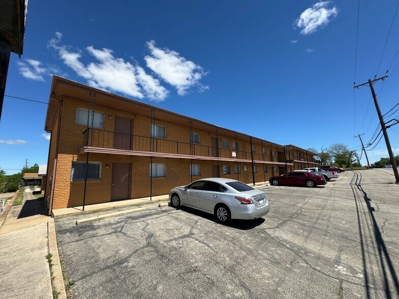 Primary Photo - 807 W Hallmark Ave