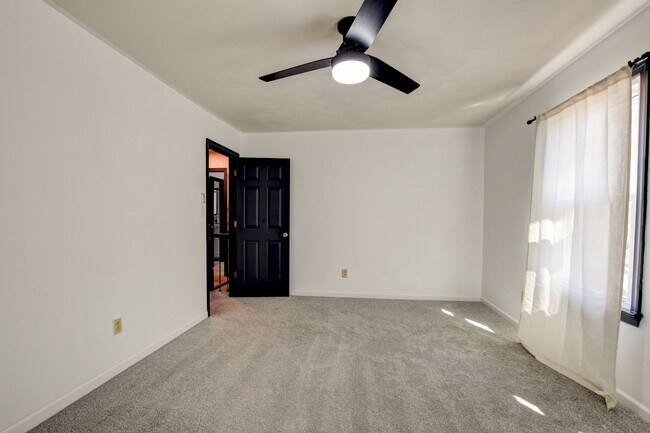 Building Photo - 412 Saddle Ct