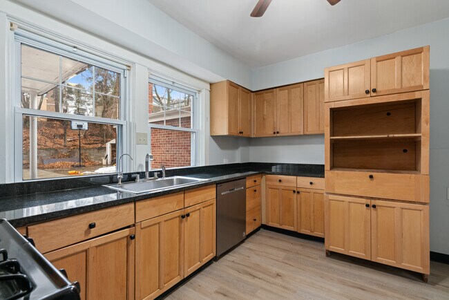 Building Photo - 5905 Hobart St