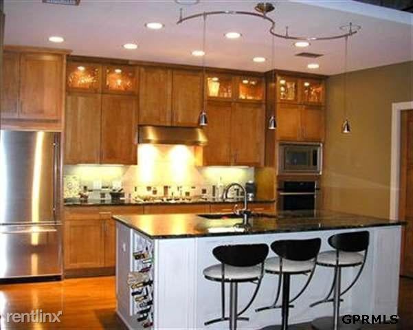 Building Photo - 1008 Dodge St