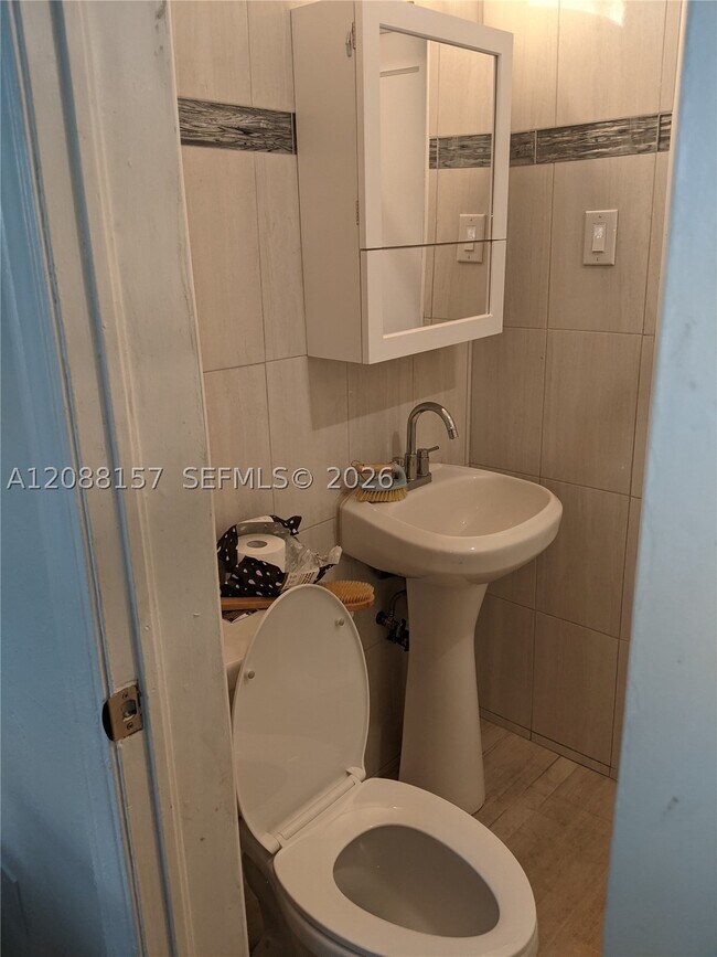 Building Photo - 7741 Hawthorne Ave