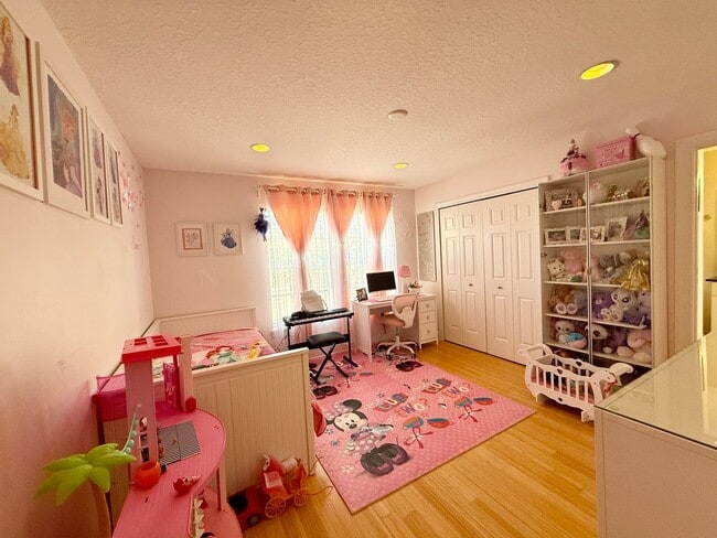 Building Photo - Carillon townhome in Gated Community