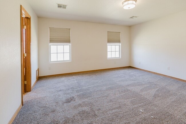 Building Photo - Spacious 4 Bedroom 2 Bath Home near Shopping