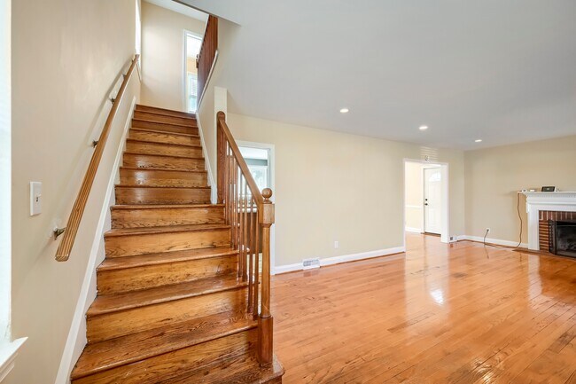 Building Photo - 6609 Fairdel Ave