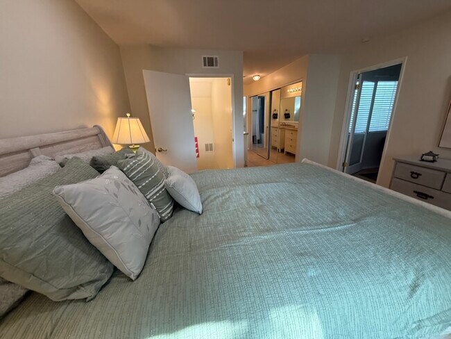 Building Photo - 19 Mission Plaza Dr