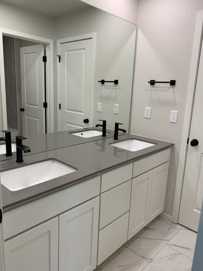 Building Photo - Exquisite 4 Bed 2.5 Bath Single Family Home with 3-car garage