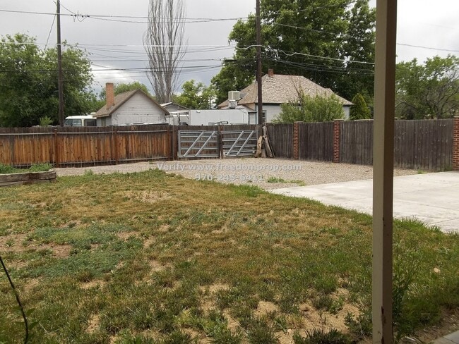 Building Photo - Larger home with convenient location - Col...