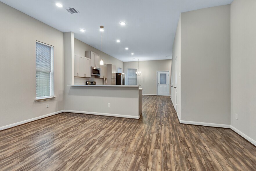 Building Photo - 21 Latham