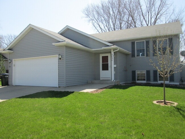 Primary Photo - Beautiful 4 Bedroom Available For Rent!