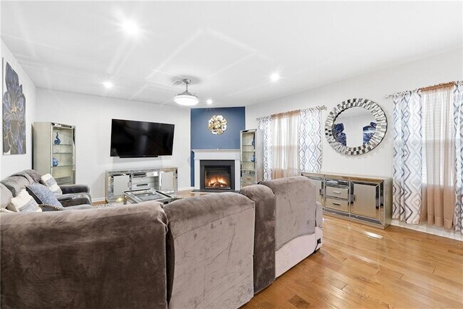 Building Photo - 45 Woodford Dr