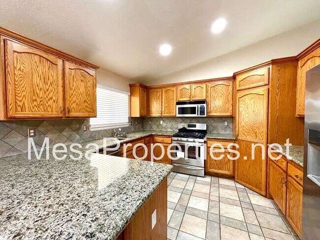 Building Photo - 15601 Sultana St