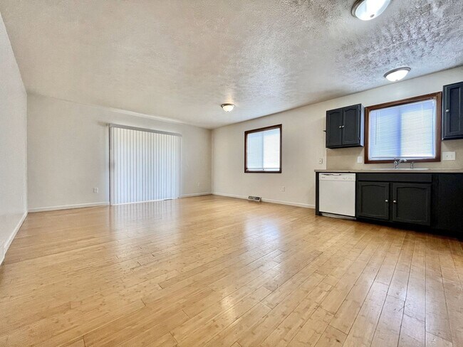 Building Photo - Four Bedroom Duplex in Kentwood