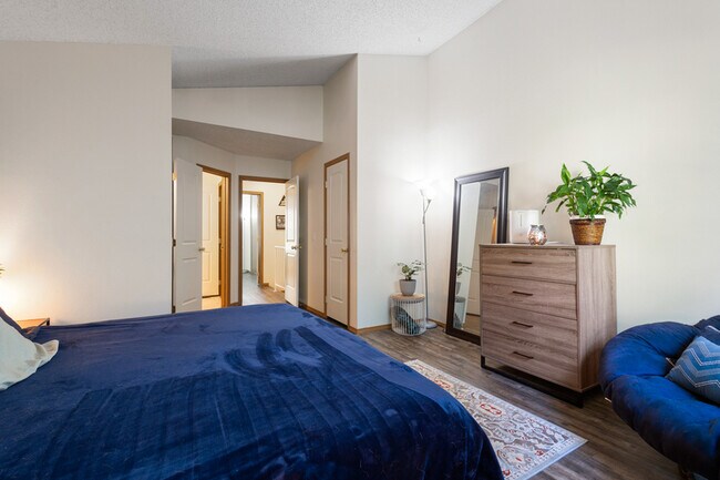 Building Photo - 3556 Queen Anne Way