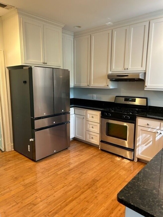 Building Photo - Beautiful Spacious Updated Home In Belhave...