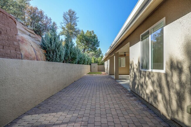 Building Photo - Extra spacious 3 bed 2 bath home in Kingsw...