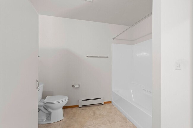 Building Photo - 2 Bedroom 2 Bathroom Lower 1 Car Garage