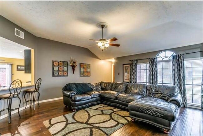 Building Photo - 2025 Sandy Knoll Dr