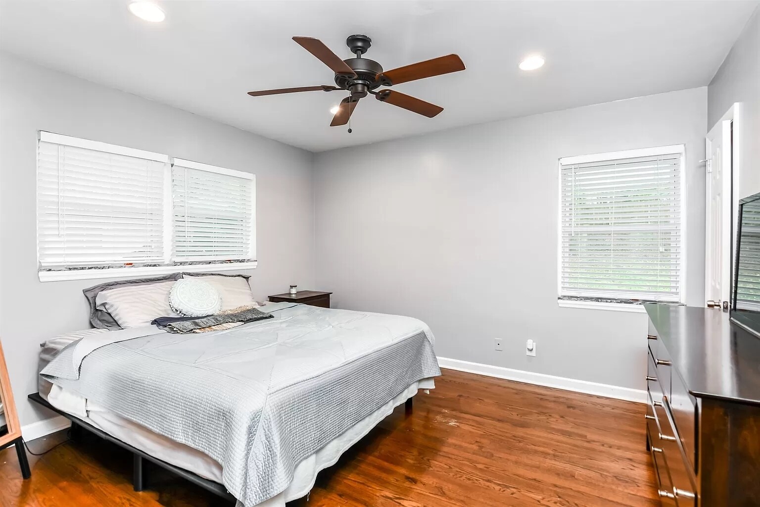 Building Photo - 2480 Cascade Rd SW