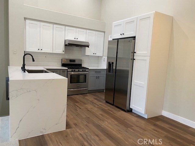 Building Photo - 2003 Ladrillo Aisle