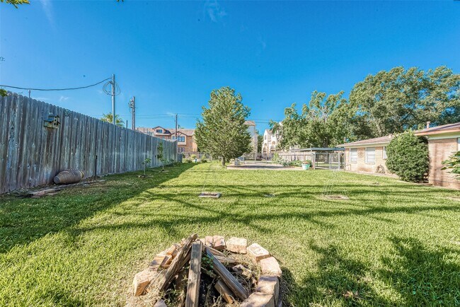 Building Photo - 3426 Bradford St