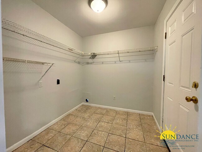 Building Photo - Great End-Unit Townhouse in Fort Walton Beach!