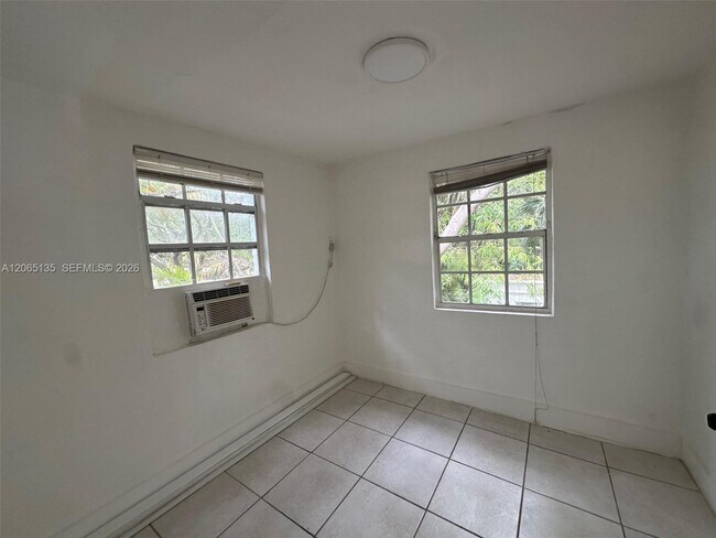 Building Photo - 553 NE 65th St