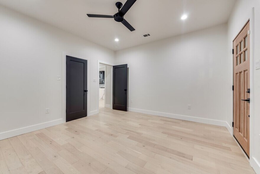 Building Photo - 5406 Vanderbilt Ave