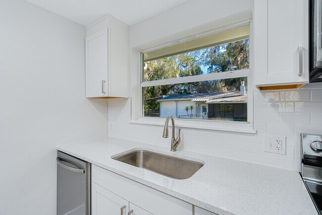 Building Photo - Fully Remodeled 2-Bedroom Home in Prime Or...