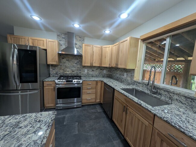 Building Photo - Spacious 4BR Home Near Sacheen & Davis Lake