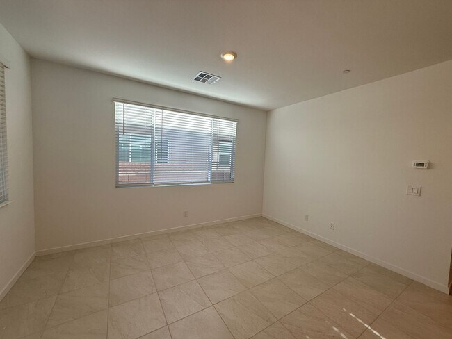 Building Photo - Brand new, never-lived-in Lennar corner end-unit townhome offering exceptional natural light thro...