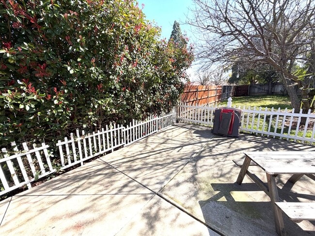 Building Photo - Desirable Home in Lincoln Village – A must see!