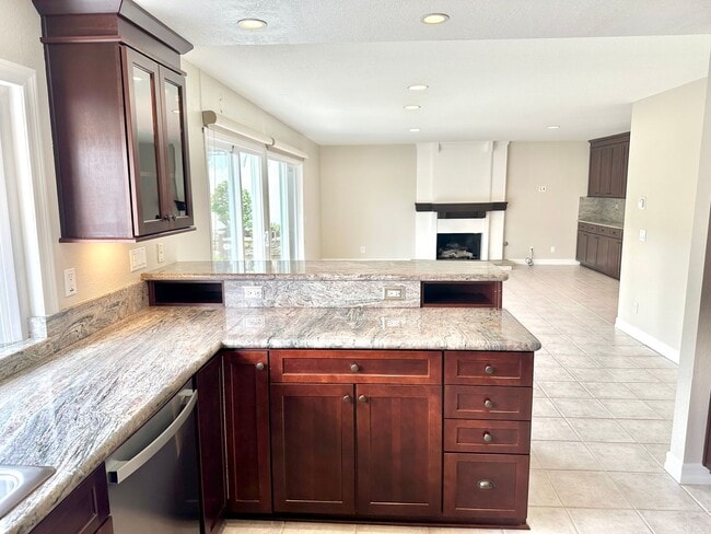 Building Photo - Large 5 Bedroom Single Family Home Near Da...