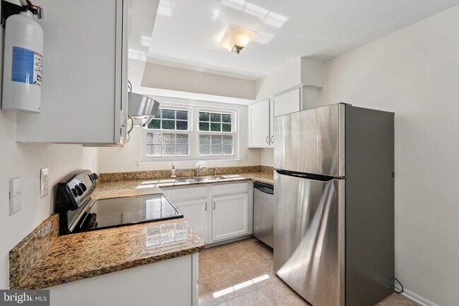 Building Photo - 7735 Inversham Dr