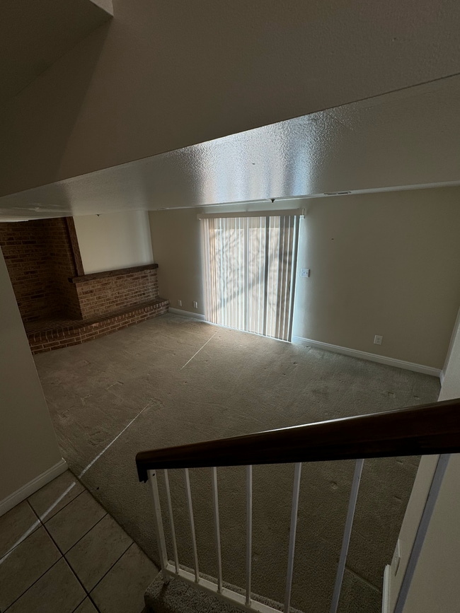 Building Photo - Orem Duplex