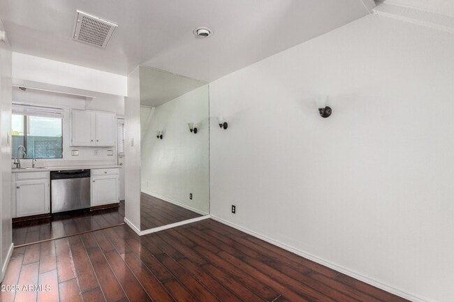 Building Photo - Old Town Scottsdale townhome- 2 bd 2 bath- W/D- Yard