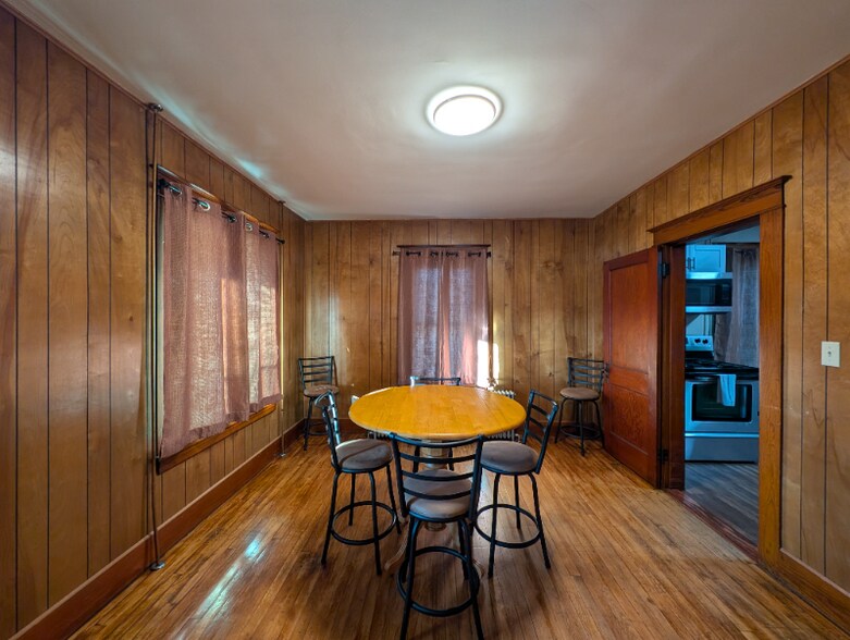 Building Photo - 492 Burgess St