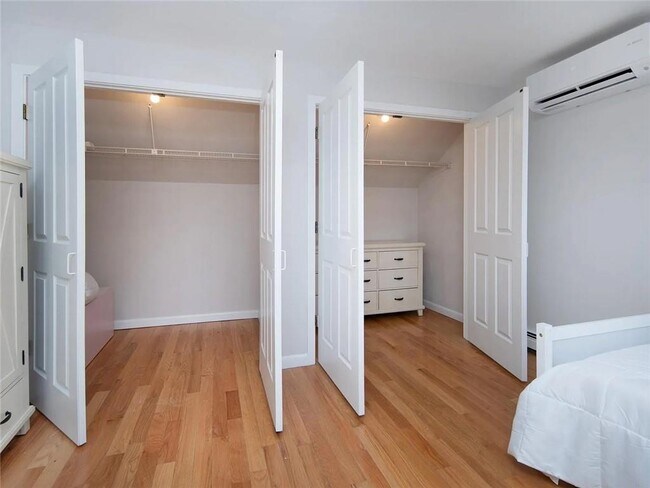 Building Photo - 262 Woodhill Rd