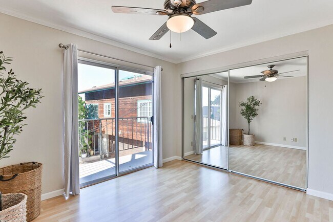 Building Photo - Talmadge : spacious 2 bed, 2 ba top floor condo