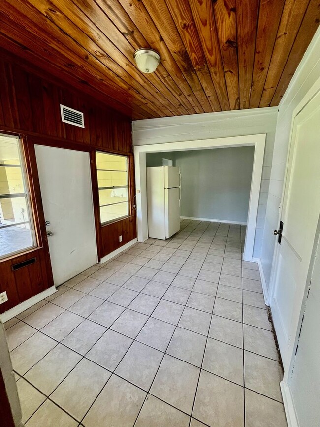 Building Photo - HUGE Lakeland 3BR/1BA w/Carport in Nice Re...