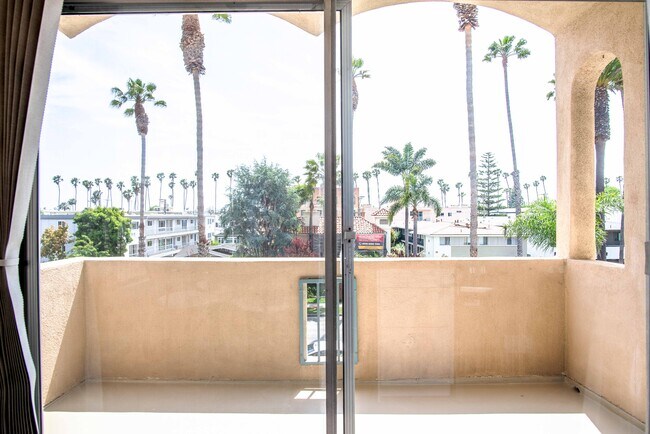 Building Photo - 833 5th St