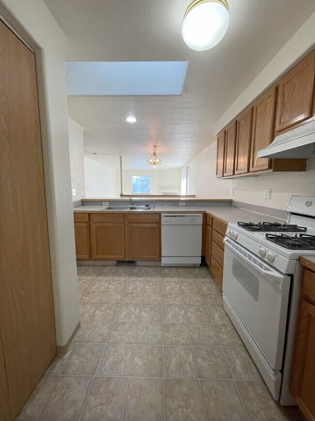Building Photo - 5548 - 5550
