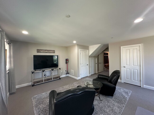 Building Photo - Spacious 3-Bedroom Townhouse in Prime Exet...